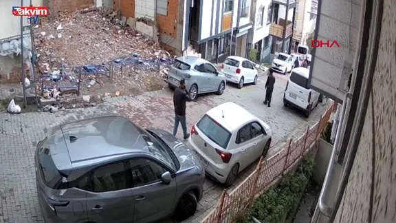 Kağıthane’de sokak ortasında dehşet! Eşini silah çekip darbetti! 'Polis çağırın' diye ağladı - Video