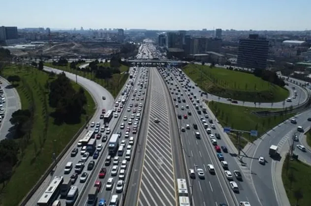 Son dakika: Kısıtlamasız dördüncü cumartesi gününde İstanbul'da trafik yoğunluğu yüzde 70'i aştı | İstanbul yol durumu