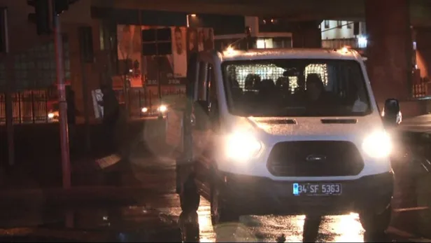 Skandal! CHP Şişli Belediye Başkan adayı Muammer Keskin'in pankartlarını resmi plakalı araçla astılar-1