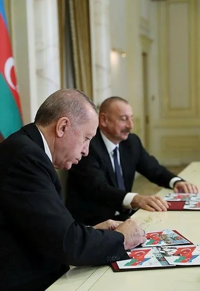 son-dakika-azerbaycanda-tarihi-gun-baskan-erdogan-ve-aliyevin-katildigi-torende-imzalar-atildi-1607613320667.jpeg