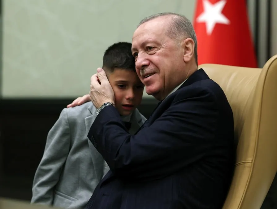 23-nisanda-aglayarak-baskan-erdoganin-yanina-gelmisti-mutlucan-o-anlari-anlatti-iki-bayrami-birlikte-yasadim-1777044831819.jpeg 23 Nisan'da ağlayarak Başkan Erdoğan'ın yanına gelmişti! Mutlucan o anları anlattı: İki bayramı birlikte yaşadım-3