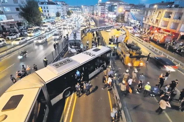 İstanbul'da metrobüs faciası yaşandı! CHP'li İBB Başkanı Ekrem İmamoğlu konserde keyif çattı