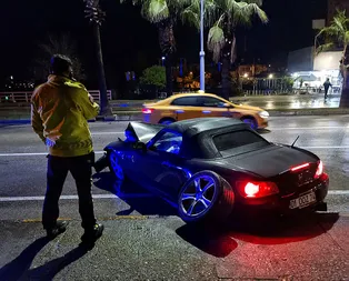 Kaza yapan spor otomobilin sürücüsü kaçtı