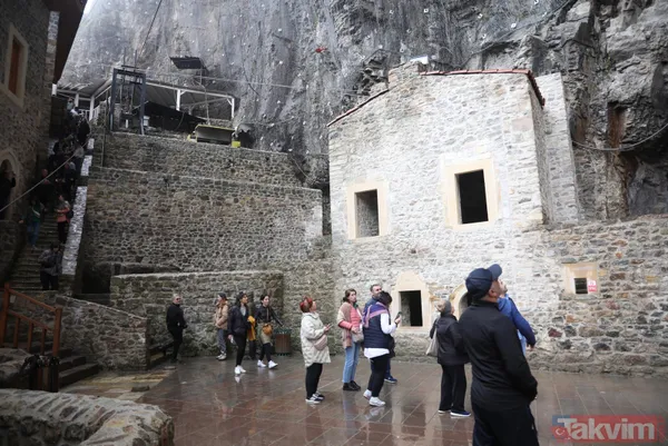 Geçmişi 1600 yıl öncesine dayanıyor: 360 tonluk kaya bitlendi iğneyle kuyu kazıp yeni odalar ortaya çıktı! Sümela Manastırı'na ziyaretçi akını - 6