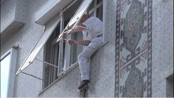 istanbulda-evde-kilitli-kalan-kadin-bez-parcalarini-baglayarak-2-kattan-asagiya-inmek-istedi-1661411318774.jpg İstanbul'da evde kilitli kalan kadın bez parçalarını bağlayarak 2. kattan aşağıya inmek istedi-10