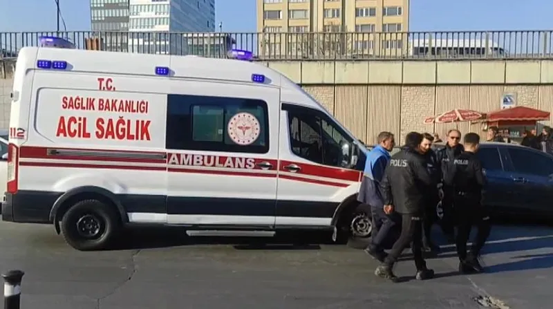 istanbullunun-ulasim-eziyeti-mecidiyekoyde-yuruyen-merdiven-aniden-durdu-3-kisi-yaralandi-1709564284269.jpeg Mecidiyeköy'de ters yönlü yürüyen merdiven kazası | CHP'li İBB örtbas peşine düştü! Fondaşa baskı: Halk TV tweeti silmek zorunda kaldı-4