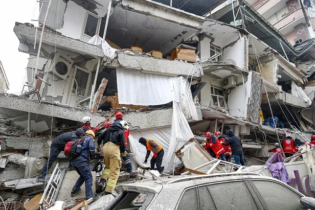 Son dakika! Adalet Bakanı açıkladı: Depremde yıkılan binalarla ilgili soruşturmalarda tutuklananların sayısının 325'e yükseldi-4