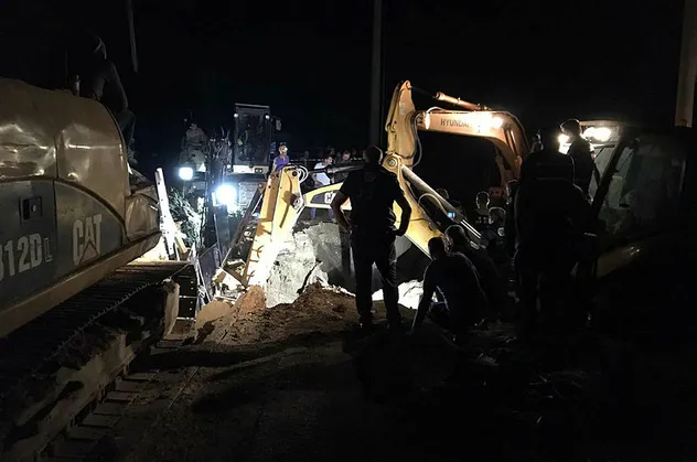 Bursa'da göçük altında kalan işçi 8 saat sonra kurtarıldı