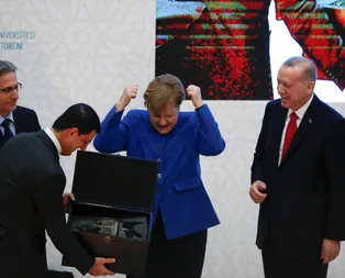 Başkan Erdoğandan Merkeli şaşırtan hediye! Tepkisi dikkatlerden kaçmadı