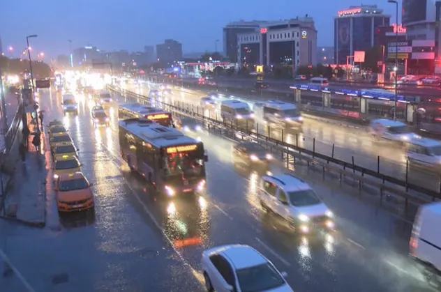 İstanbul'da yağış başladı! Trafik felç oldu