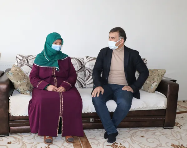 van-edremite-yasayan-60-yasindaki-asli-imre-cocuklarindan-3u-doktor-4u-ogretmen-biri-muhendis-biri-hemsire-olduktan-sonra-okuma-yazma-ogrenmeye-baslad-1609230244000.jpg Van'da oğlu paylaştı yüz binlerce beğeni aldı! Sosyal medya bu anneyi konuşuyor-12