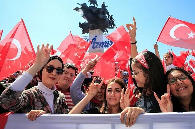 AK Parti'den 12 soruluk anket! İlk sırayı başörtüsü aldı