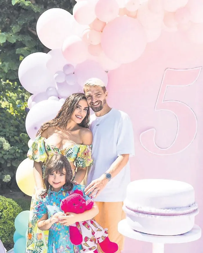 her-sey-kizim-icin-1702763964230.jpeg Caner Erkin'le evli olan güzel oyuncu Şükran Ovalı diziden ayrılma kararı aldı! ‘Her şey kızım için’-2