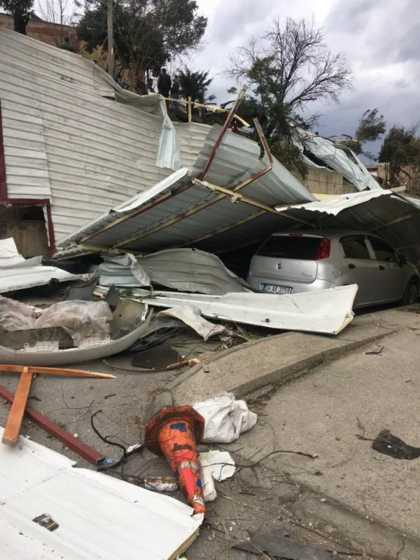 son-dakika-bursada-ortalik-savas-alanina-dondu-siddetli-lodos-catilari-ucurdu-1611668807024.jpg SON DAKİKA: Bursa'da ortalık savaş alanına döndü! Şiddetli lodos çatıları uçurdu-5