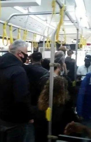 İBB otobüsünde yine aynı görüntü! Sosyal mesafe hiçe sayıldı