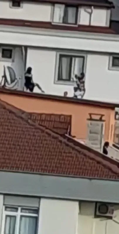 sosyal-medyada-daha-fazla-begeni-almak-isteyen-genc-kizlar-catida-fotograf-cekti-olumle-dans-etti-1665469662522.jpg Sosyal medyada daha fazla beğeni almak isteyen genç kızlar çatıda fotoğraf çekti ölümle dans etti-5