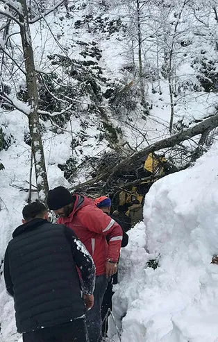 Rize'de karla mücadele çalışmaları sırasında feci kaza: 2 yaralı