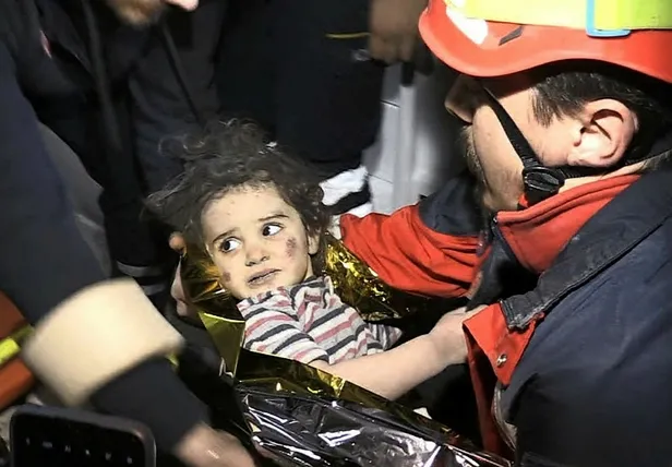 Deprem bölgesindeki mucize kurtuluşlarda gözyaşları sel oldu: "Ne olur elimi bırakmayın"-13