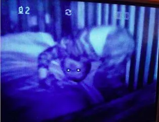 Bebeğinin odasına kamera koydu görüntüler şok etti!
