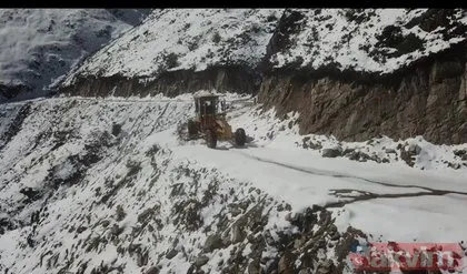 Rize Çamlıhemşin Yukarı Kavron Yaylası’na kar yağdı sürücüler yolda kaldı