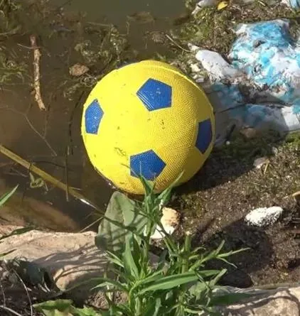 kacan-toplarini-almak-icin-kizilirmaka-giren-3-cocuktan-aci-haber-cocuklardan-geriye-oynadiklari-top-kaldi-1688068792221.jpeg Kaçan toplarını almak için Kızılırmak'a giren 3 çocuktan acı haber! Çocuklardan geriye oynadıkları top kaldı...-4