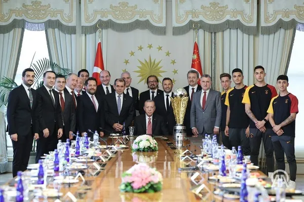 baskan-erdogan-super-lig-sampiyonu-galatasarayi-vahdettin-koskunde-kabul-etti-1686945877720.jpeg