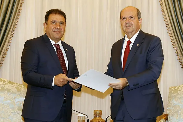 kuzey-kibris-turk-cumhuriyeti-cumhburbaskani-ersin-tatar-hukumet-kurma-gorevini-ulusal-birlik-partisi-genel-baskan-vekili-ersan-sanere-verdi-1604745788374.jpg Kuzey Kıbrıs Türk Cumhuriyeti Cumhburbaşkanı Ersin Tatar, hükümet kurma görevini Ulusal Birlik Partisi Genel Başkan Vekili Ersan Saner'e verdi-2