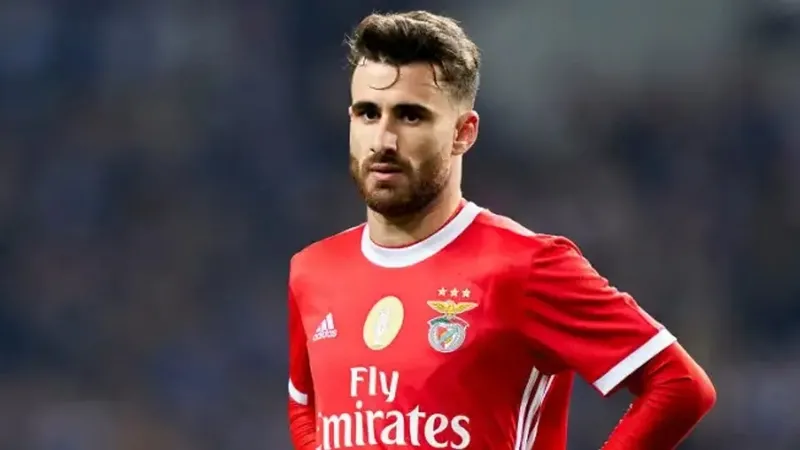 fenerbahcede-taraftari-ikiye-bolen-imza-resmi-aciklama-bekleniyor-1718117542586.jpeg Fenerbahçe'de taraftarı ikiye bölen imza! Resmi açıklama bekleniyor-9