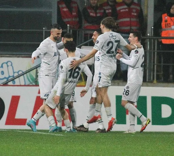 fenerbahcede-sok-sakatlik-miguel-crespo-hastaneye-kaldirildi-1650654825473.jpeg Fenerbahçe'de şok sakatlık! Miguel Crespo hastaneye kaldırıldı-2