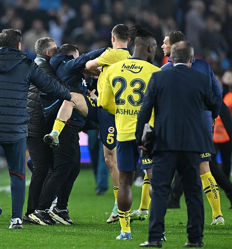 TAKVİM yazarları Türk futbolundaki olaylar sonrası net bir mesaj verdi: Bu kavga artık dursun-4
