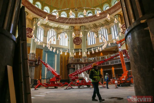 SON DAKİKA: İstanbul Taksim'de yapımı devam eden camide heyecanlandıran anlar! Dev avize ve kapı kasası takıldı! İnce işçiliğe geçildi - 8