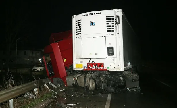 canakkale-bigada-kan-donduran-kaza-5-kisi-yasamini-yitirdi-1641779698086.jpeg Çanakkale Biga'da kan donduran kaza! 5 kişi yaşamını yitirdi!-4