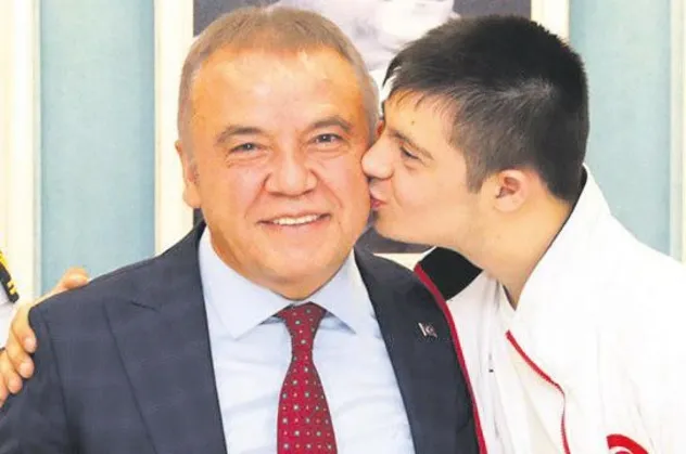 CHP’li Muhittin Böcek, down sendromlu sporcuyu siyasete malzeme yaptı, daha sonra yüzüne bile bakmadı!