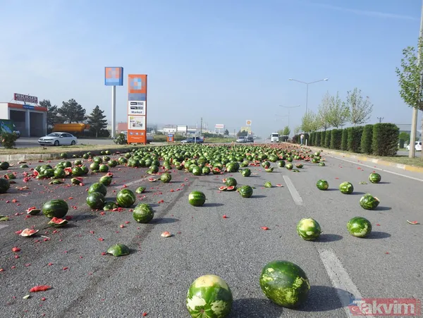 Çorum'da TIR devrildi, yol karpuz tarlasına döndü - 3