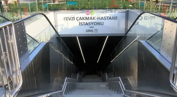 bakan-karaismailoglu-ankara-ucagina-metro-ile-gitti-ibbye-cagri-gec-kaldiniz-marmaray-baglantisini-yapin-1665388021954.jpg Bakan Karaismailoğlu Ankara uçağına metro ile gitti! İBB'ye çağrı: Geç kaldınız, Marmaray bağlantısını yapın-3