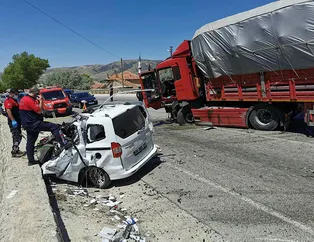 Tır ile çarpıştı paramparça oldu! Afyon'da feci olay: Cansız bedeni güçlükle çıkarıldı