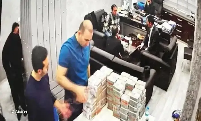 ibbnin-reklam-usulsuzlugu-raporda-4-milyarlik-kamu-zarari-reklam-sirketi-sahibi-tanik-kultur-as-tezgahini-anla-1743840543949.jpeg İBB'nin reklam usulsüzlüğü raporda: 4 milyarlık kamu zararı! Reklam şirketi sahibi tanık Kültür A.Ş tezgahını anlattı: "Yasal haraç!"-6