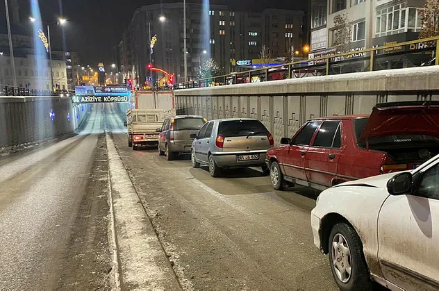 Erzurum'da zincirleme kaza! 9 araç birbirine girdi