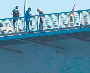 O Albay köprüye çıktı