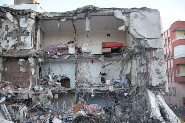 kamu-spotu-yayinlandi-bina-hasar-tespiti-nasil-yapilir-binalar-nasil-siniflaniyor-itiraz-suresi-ne-kadar-tum-s-1677062224364.jpg Kamu spotu yayınlandı: 'Bina hasar tespiti nasıl yapılır?', 'Binalar nasıl sınıflanıyor?', 'İtiraz süresi ne kadar?' tüm sorulara net cevaplar-3