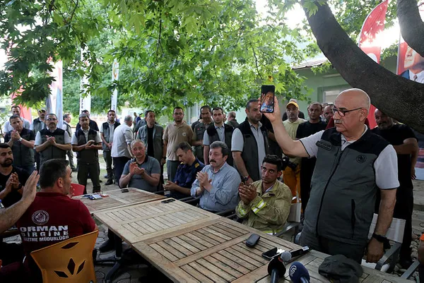 baskan-erdogan-marmaristeki-yanginda-gorev-yapan-ekiplere-seslendi-1656268367095.jpg Başkan Erdoğan, Marmaris'teki yangında görev yapan ekiplere seslendi-4