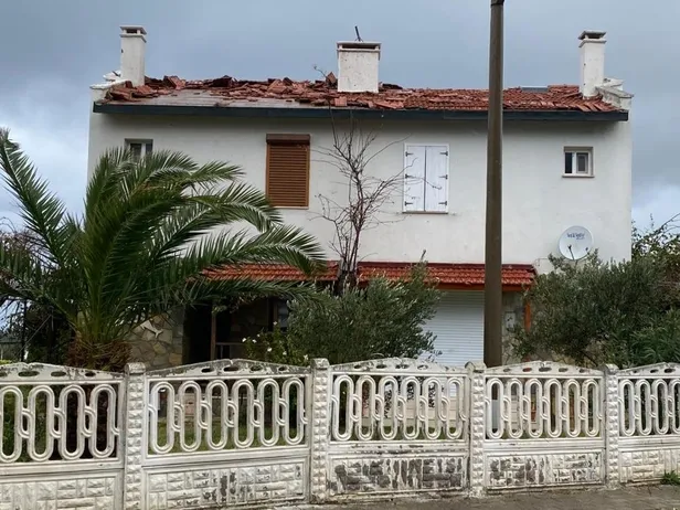 Son dakika: İzmir Çeşme'de hortum paniği: Evlerin çatılarında hasar oluştu-4