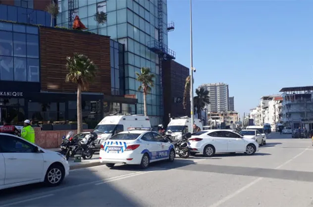 İzmir'de silah sesleri! AVM boşaltıldı!