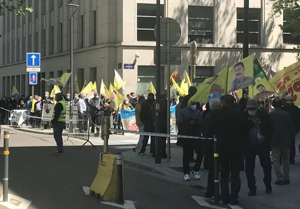 teror-orgutu-pkk-yandaslari-brukselde-turkiye-aleyhine-eylem-yapti-1622296760507.jpg Terör örgütü PKK yandaşları Brüksel'de Türkiye aleyhine eylem yaptı-3