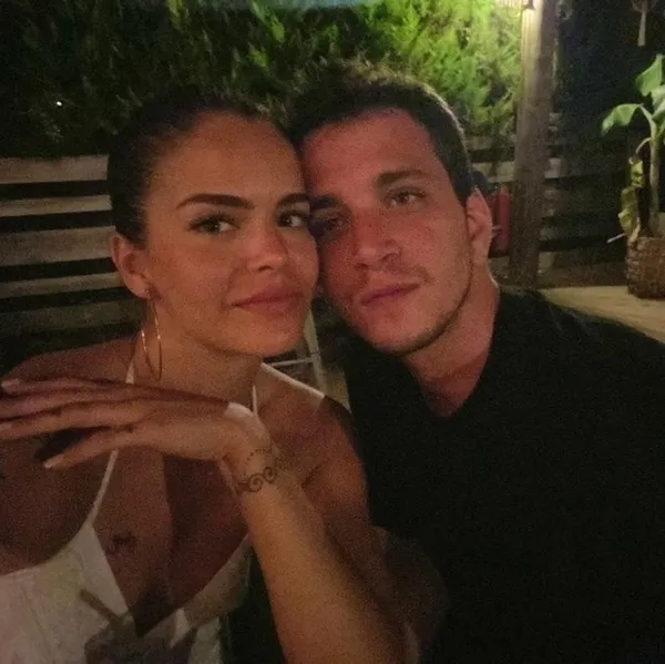 selahattin-pasali-7-aylik-hamile-sevgilisi-lara-tumer-ile-evlendi-gelinlik-ve-damatlik-sosyal-medyada-buyuk-se-1650127534248.jpg Selahattin Paşalı, 7 aylık hamile sevgilisi Lara Tümer ile evlendi! Gelinlik ve damatlık sosyal medyada büyük ses getirdi!-2