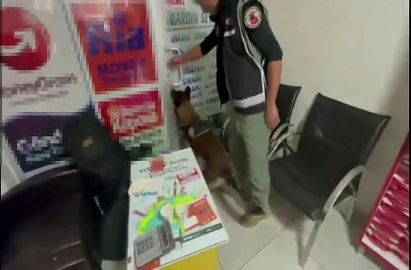 İstanbul Küçükmekmece'de otobüs firmasına kaçak sigara operasyonu-2