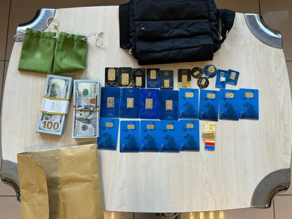 mit-yalaniyla-dolandiricilik-yapan-3-kisi-yakalandi-uzerlerinden-155-gram-altin-ve-19-bin-800-dolar-cikti-1778161238446.jpeg MİT yalanıyla dolandırıcılık yapan 3 kişi yakalandı: Üzerlerinden 155 gram altın ve 19 bin 800 dolar çıktı-3