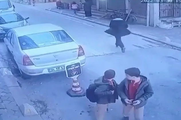 İstanbul'da sokak ortasında kız kardeşine dehşeti yaşattı! Üstünde sopayı kırdı bayıltana kadar dövdü