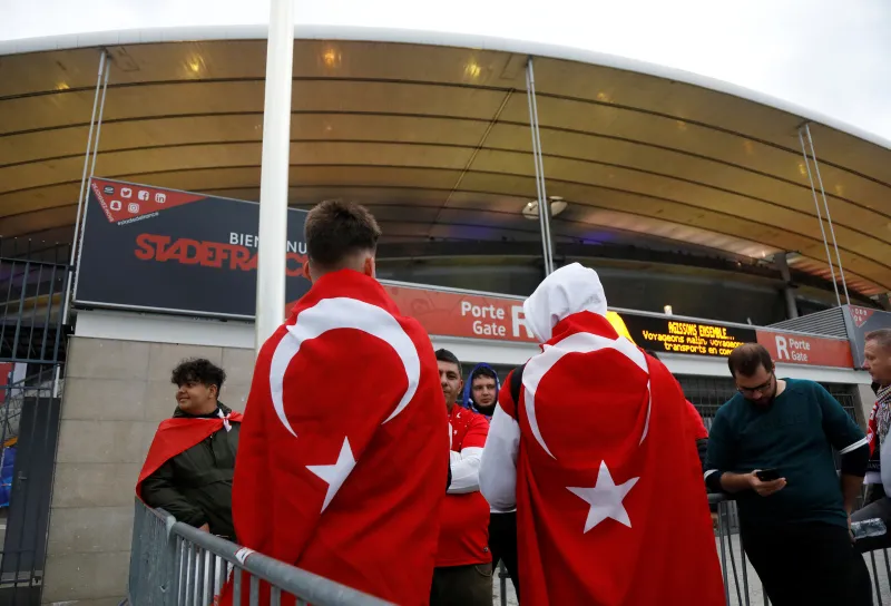 Türk bayrağını alan Stade de France'a koştu! Fransa-Türkiye maçı öncesi renkli görüntüler... - 6