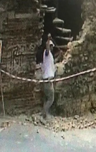 İBB'den 451 yıllık tarihi çeşmeye restorasyon kıyımı! Levye ve çekiç darbeleriyle yıktılar